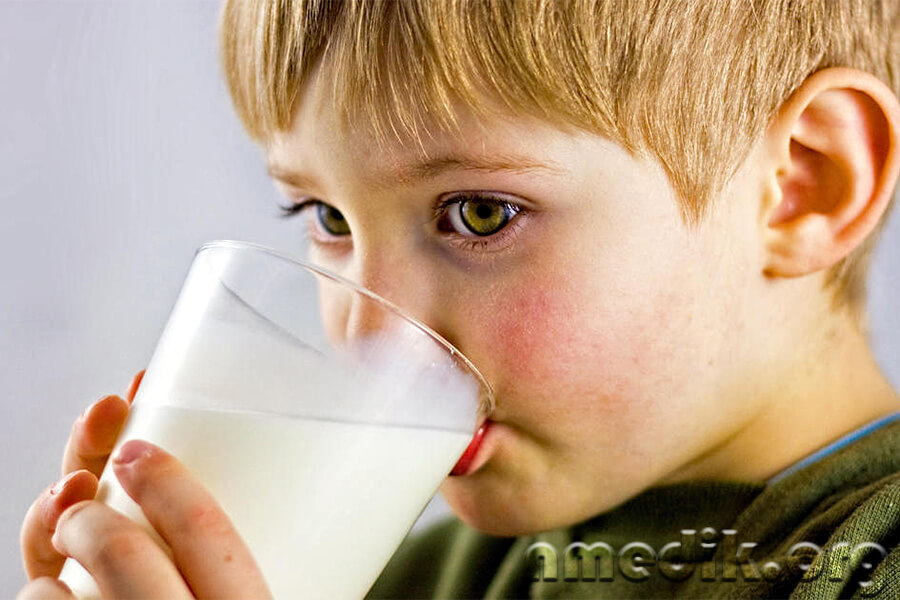 Почему детям нельзя пить коровье молоко