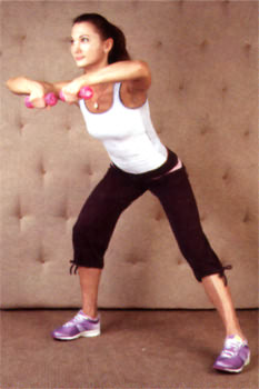 Упражнения для гибкости - приседание на одной ноге с подтягиванием рук